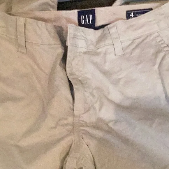 GAP Relaxed Girlfriend khaki pants - Picture 3 of 3